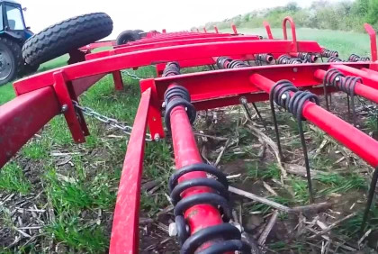 Зубова борона ЛІРА-15 у полі