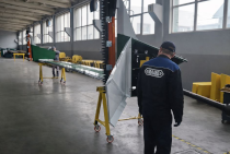 Ріпаковий стіл MAANS-R 10500 (10,5 м) на заводі перевіряється працівником