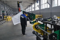 Ріпаковий стіл MAANS-RH 10500 випробування на заводі під наглядом працівника